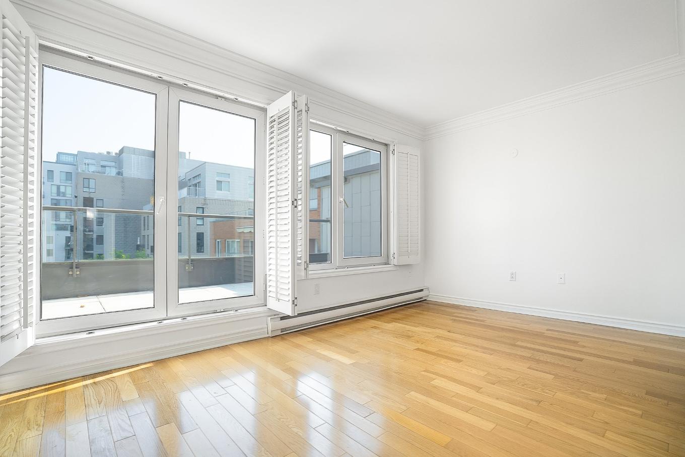 Dining room - 604-355 Rue Berri, Montréal (Ville-Marie), QC - Indoor Photo Showing Other Room