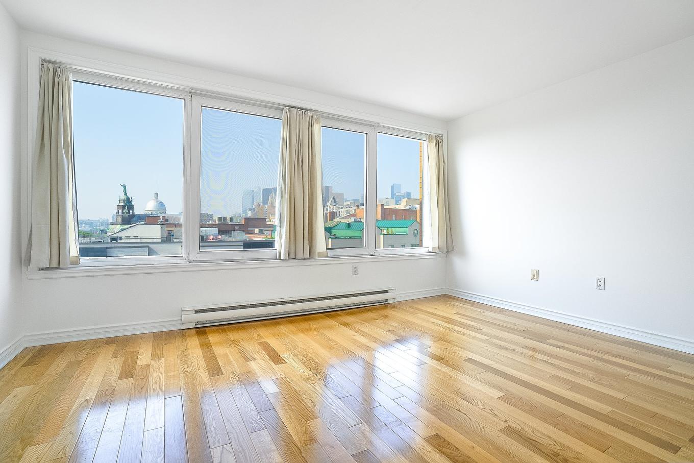 Primary bedroom - 604-355 Rue Berri, Montréal (Ville-Marie), QC - Indoor Photo Showing Other Room