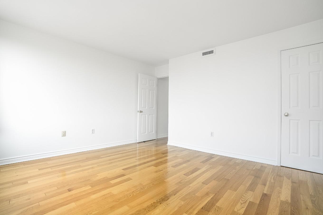 Primary bedroom - 604-355 Rue Berri, Montréal (Ville-Marie), QC - Indoor Photo Showing Other Room