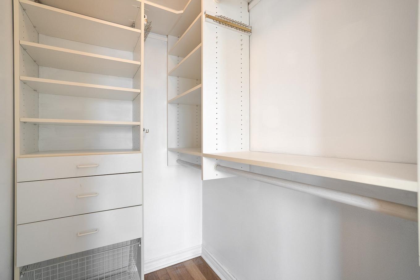 Walk-in closet - 604-355 Rue Berri, Montréal (Ville-Marie), QC - Indoor Photo Showing Other Room