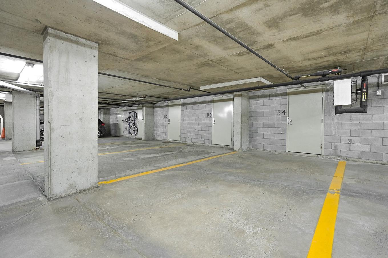 Garage - 604-355 Rue Berri, Montréal (Ville-Marie), QC - Indoor Photo Showing Garage