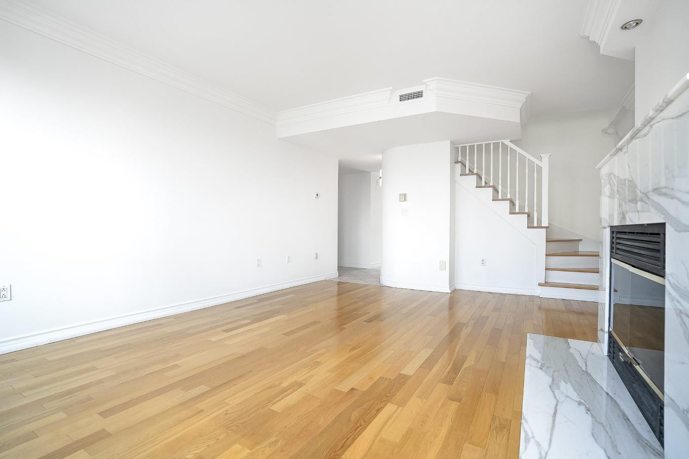 Living room - 604-355 Rue Berri, Montréal (Ville-Marie), QC - Indoor Photo Showing Other Room