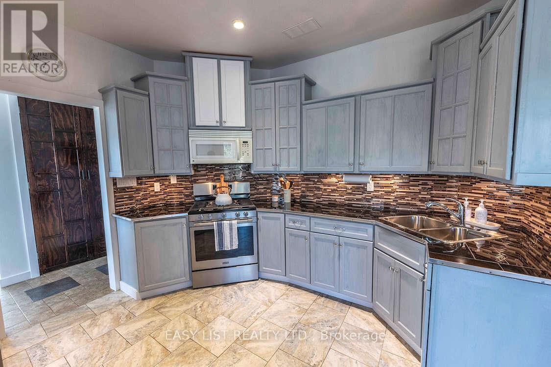 608 Copper Cliff Road, Neebing, ON - Indoor Photo Showing Kitchen With Double Sink