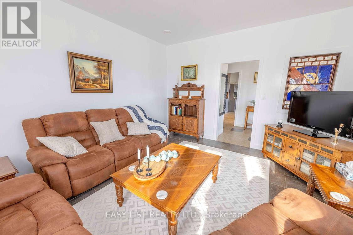 608 Copper Cliff Road, Neebing, ON - Indoor Photo Showing Living Room