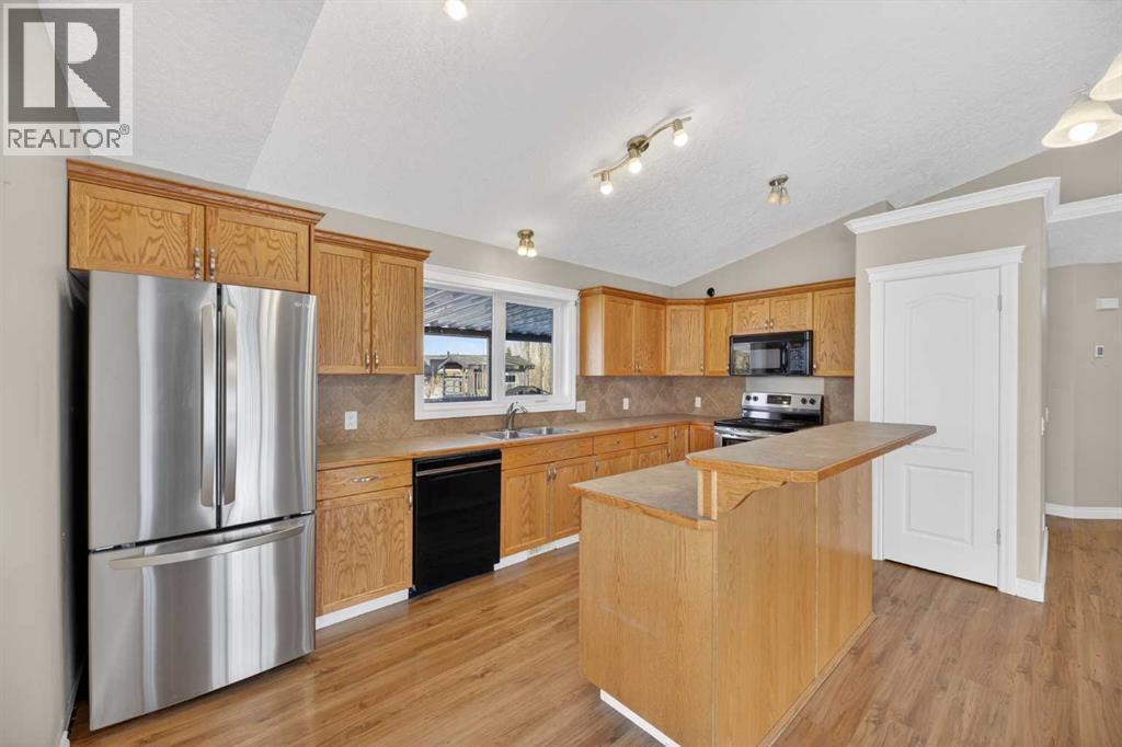 31 Valarosa Drive, Didsbury, AB - Indoor Photo Showing Kitchen