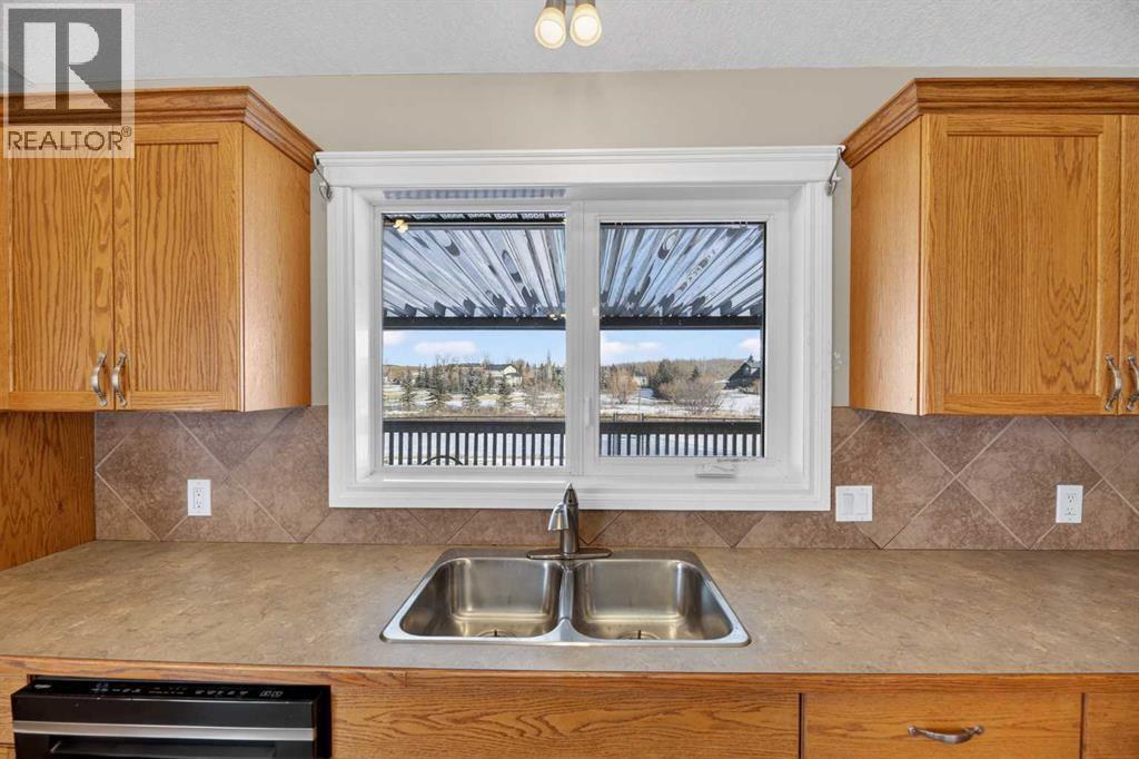 31 Valarosa Drive, Didsbury, AB - Indoor Photo Showing Kitchen With Double Sink