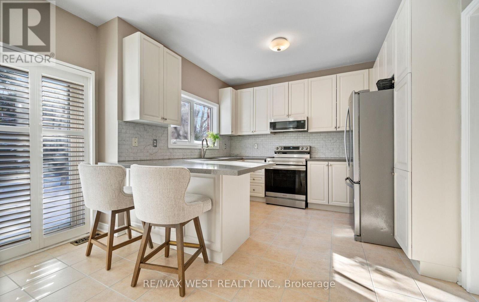 Kitchen Comb/with Breakfast Bar - 3374 Artesian Drive, Mississauga, ON - Indoor Photo Showing Kitchen With Upgraded Kitchen