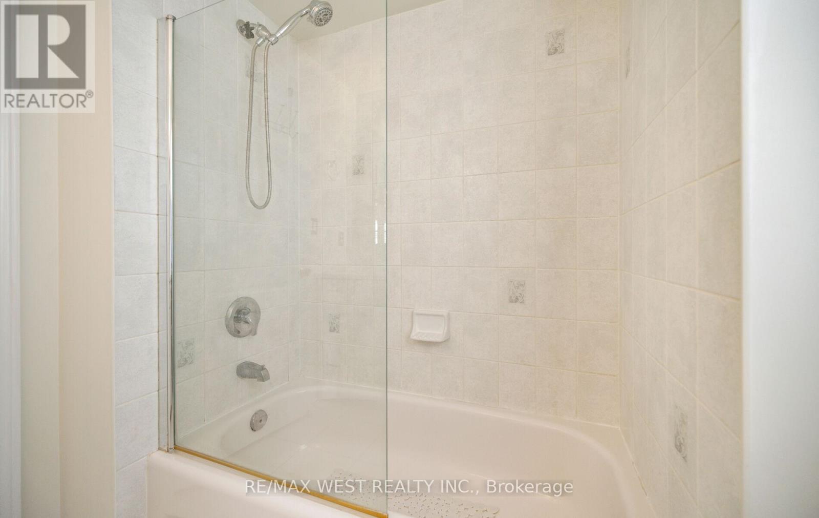 3374 Artesian Drive, Mississauga, ON - Indoor Photo Showing Bathroom