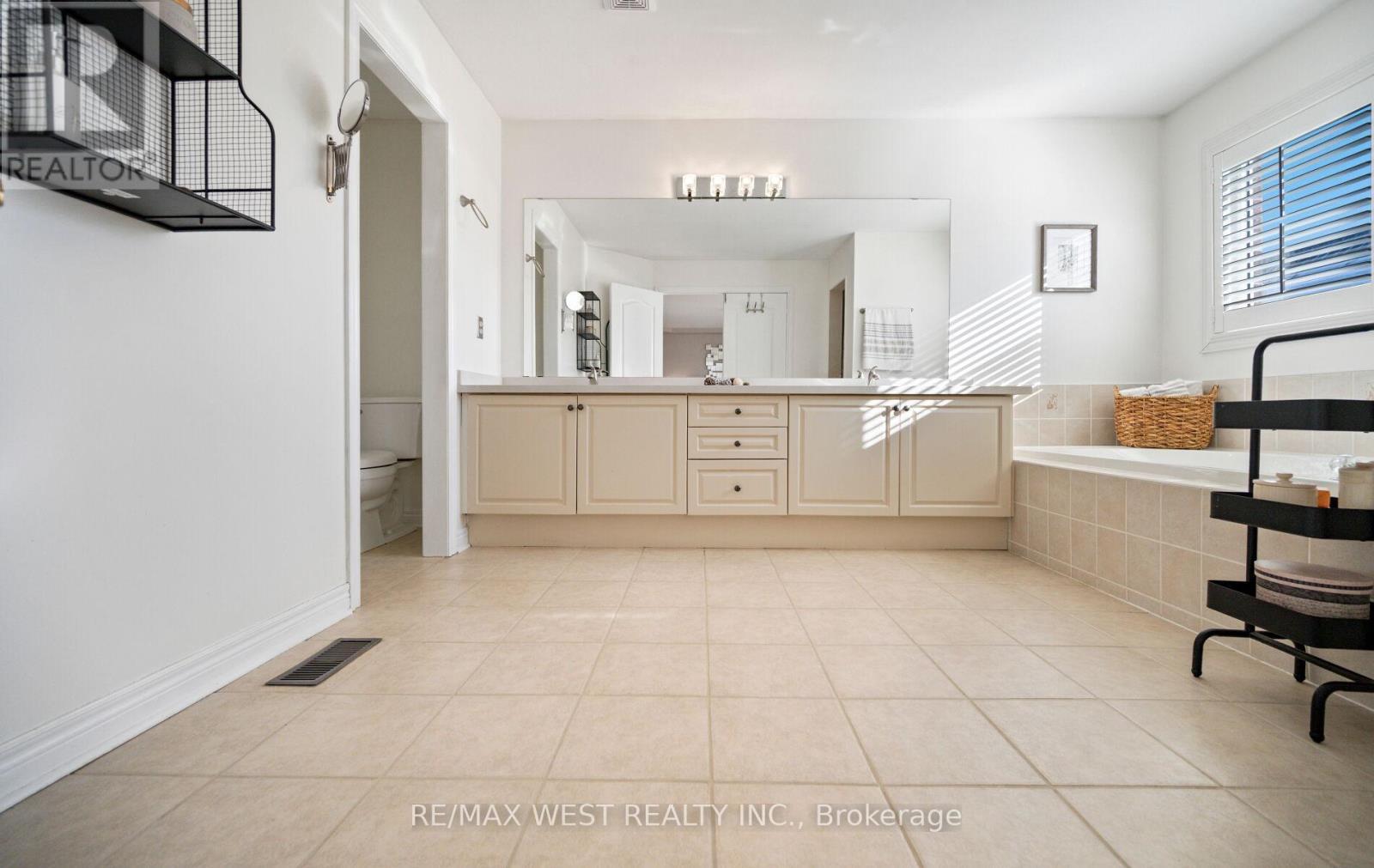 Primary Bedroom 5 Piece Ensuite - 3374 Artesian Drive, Mississauga, ON - Indoor Photo Showing Bathroom