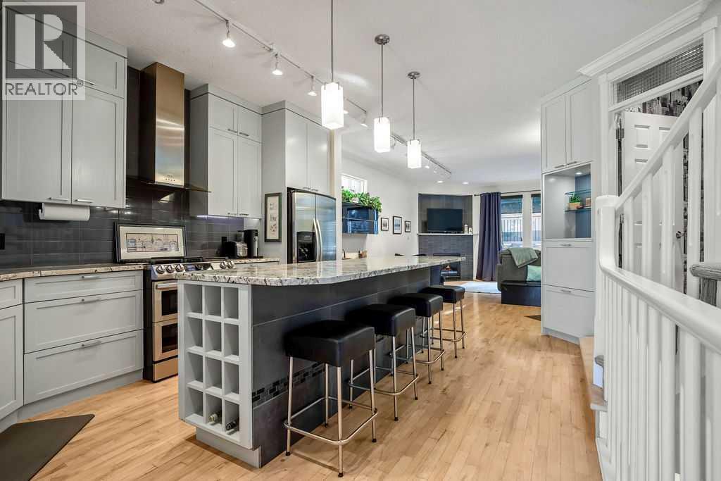 47 28 Avenue Sw, Calgary, AB - Indoor Photo Showing Kitchen With Upgraded Kitchen