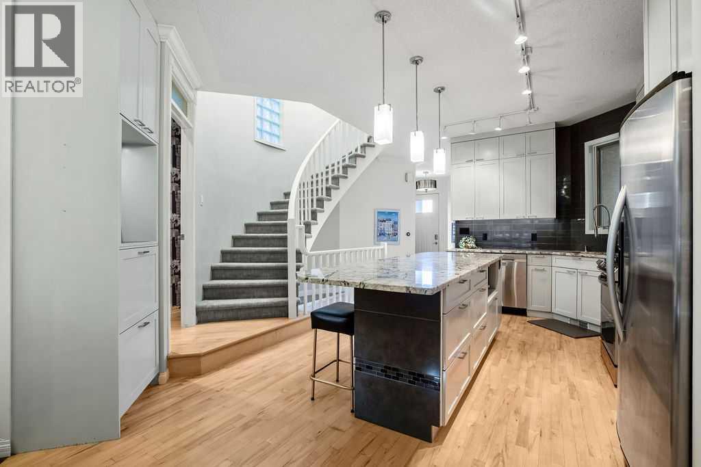 47 28 Avenue Sw, Calgary, AB - Indoor Photo Showing Kitchen With Upgraded Kitchen