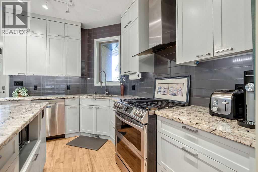 47 28 Avenue Sw, Calgary, AB - Indoor Photo Showing Kitchen With Upgraded Kitchen