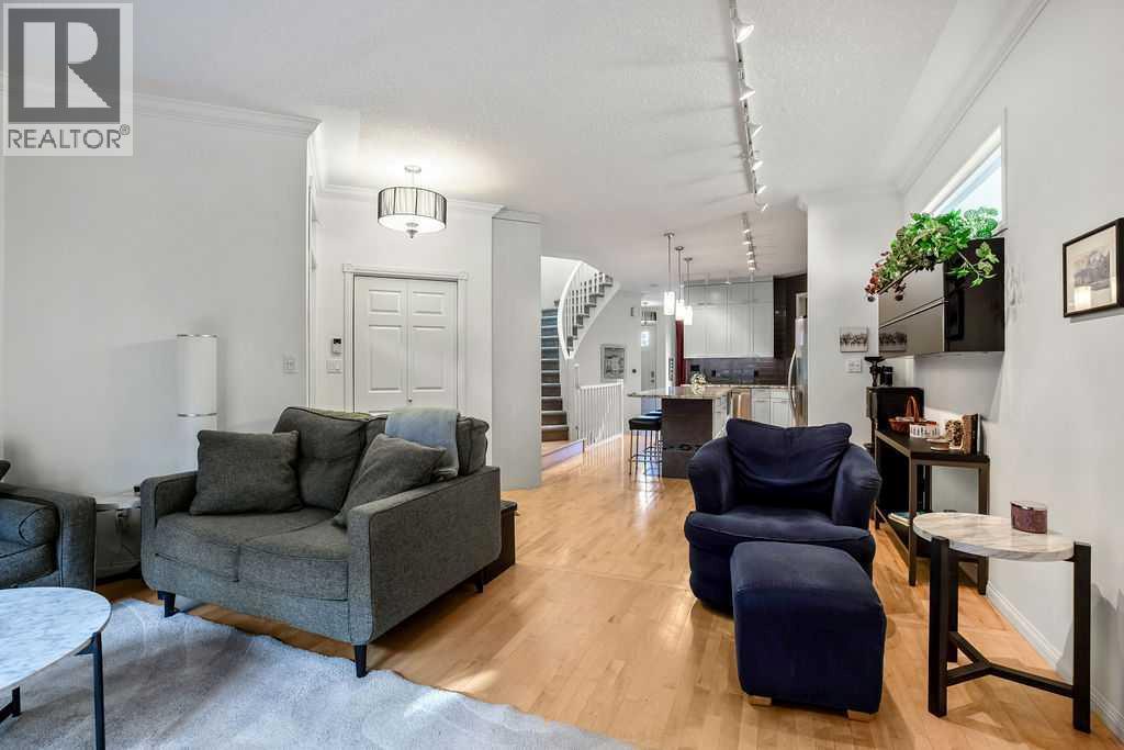 47 28 Avenue Sw, Calgary, AB - Indoor Photo Showing Living Room