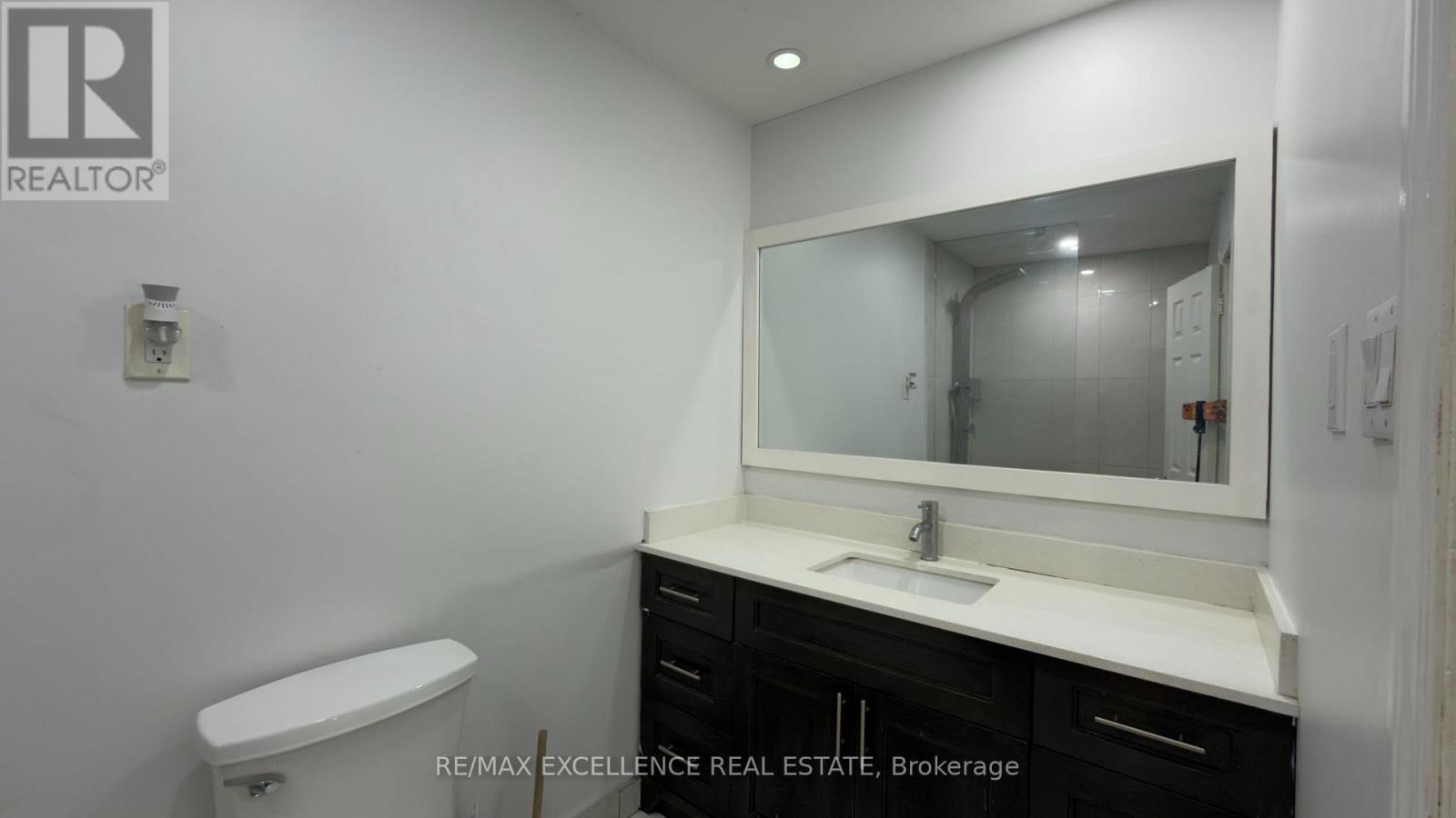 7479 Pickfair Drive, Mississauga, ON - Indoor Photo Showing Bathroom