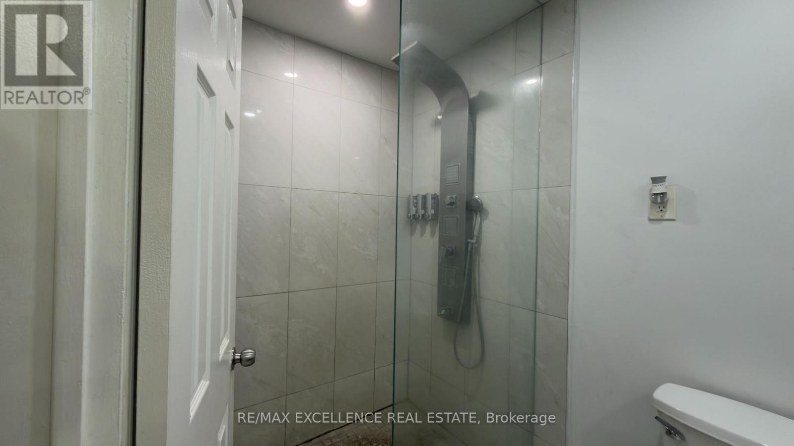 7479 Pickfair Drive, Mississauga, ON - Indoor Photo Showing Bathroom