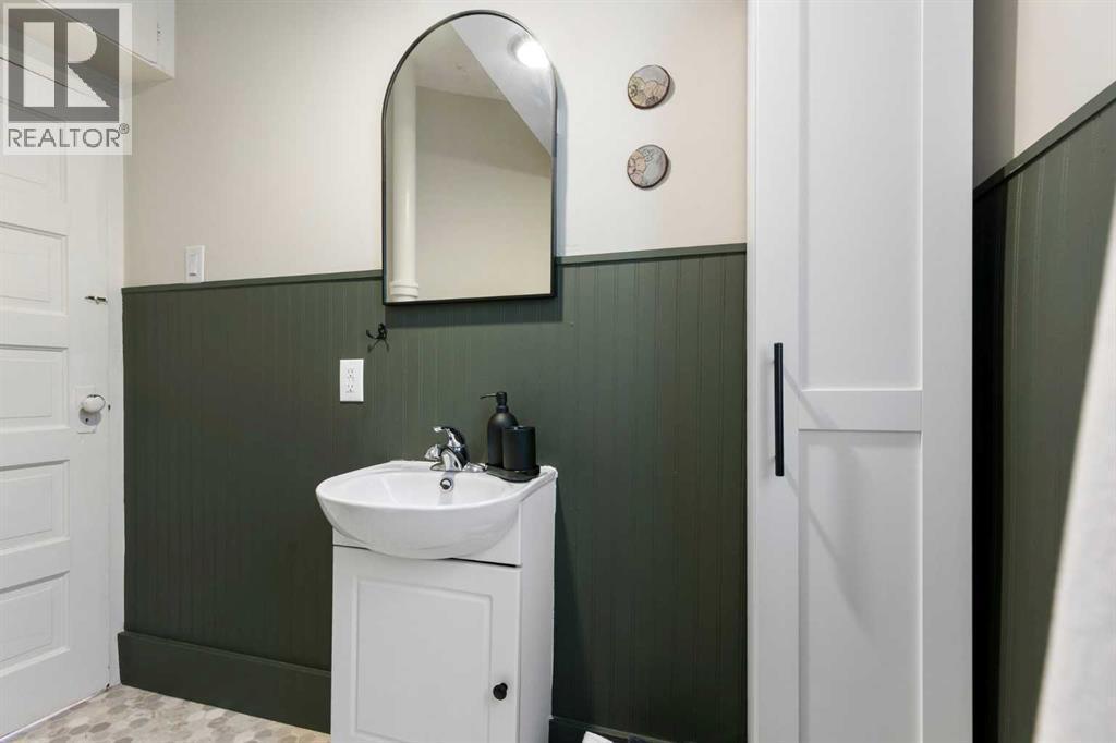317 18 Avenue Nw, Calgary, AB - Indoor Photo Showing Bathroom
