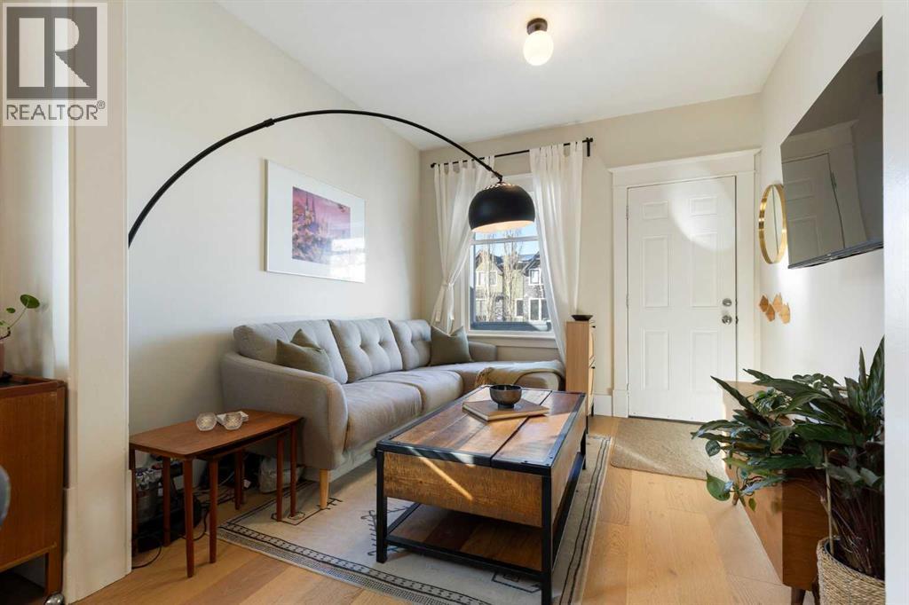317 18 Avenue Nw, Calgary, AB - Indoor Photo Showing Living Room