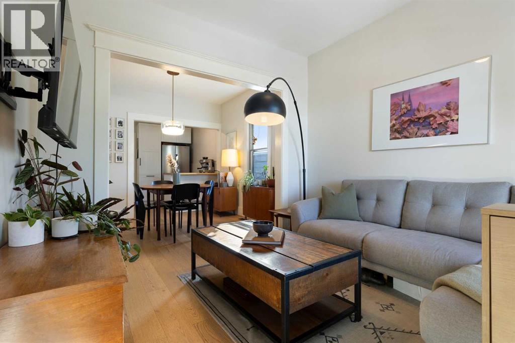 317 18 Avenue Nw, Calgary, AB - Indoor Photo Showing Living Room