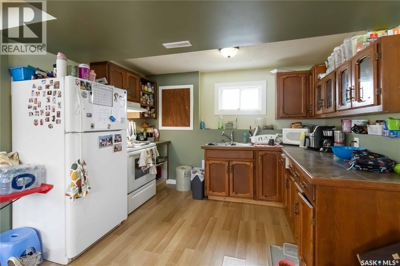 321 Guelph Crescent, Saskatoon, SK - Indoor Photo Showing Kitchen With Double Sink