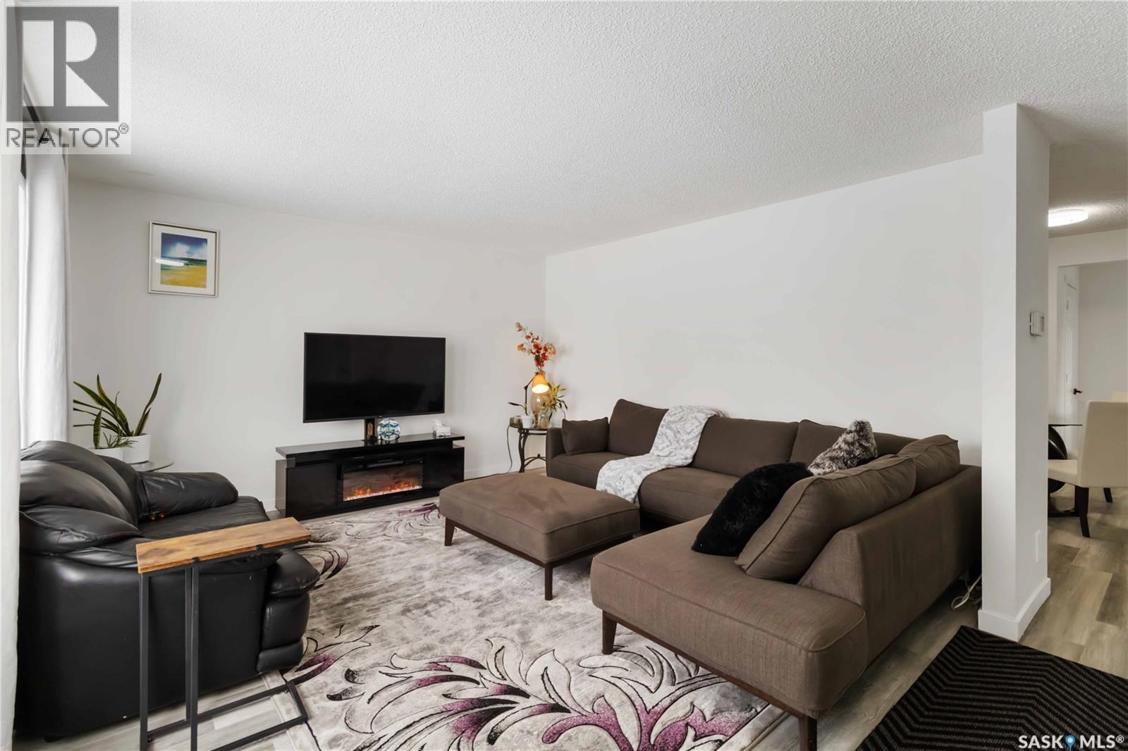 321 Guelph Crescent, Saskatoon, SK - Indoor Photo Showing Living Room