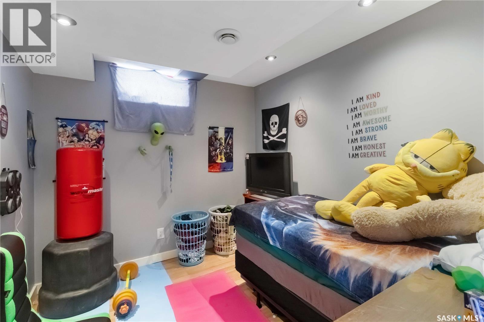 321 Guelph Crescent, Saskatoon, SK - Indoor Photo Showing Bedroom