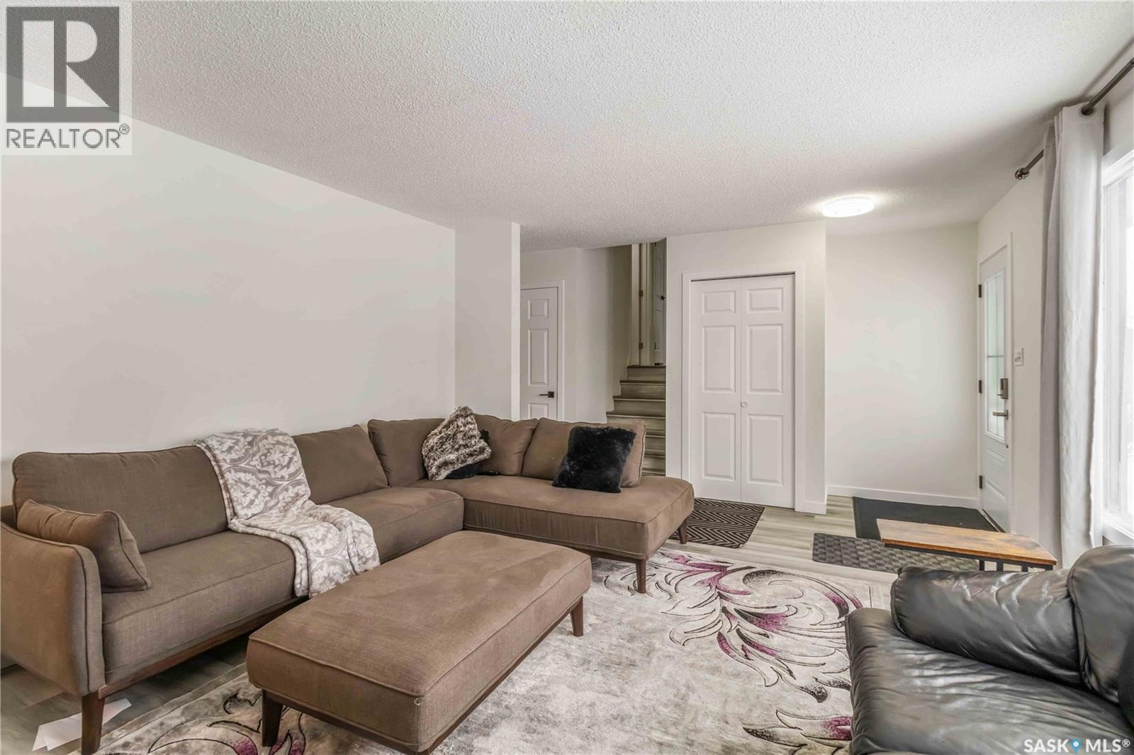 321 Guelph Crescent, Saskatoon, SK - Indoor Photo Showing Living Room