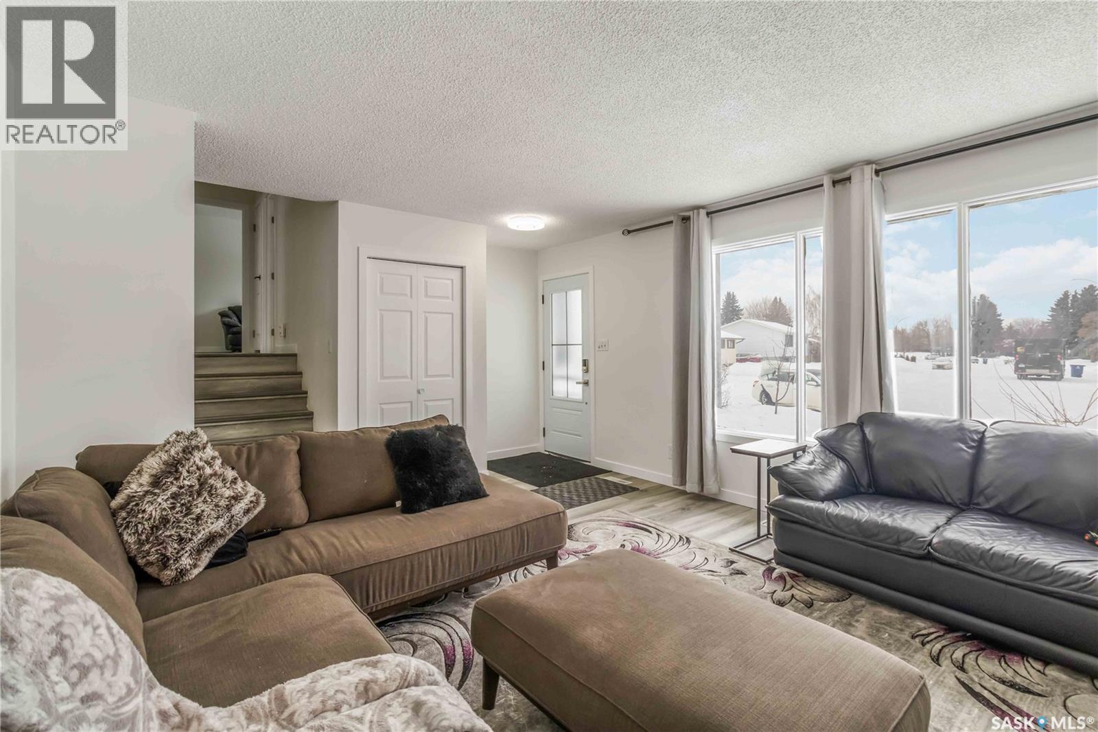 321 Guelph Crescent, Saskatoon, SK - Indoor Photo Showing Living Room
