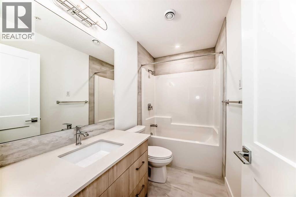 7320, 1802 Mahogany Boulevard Se, Calgary, AB - Indoor Photo Showing Bathroom
