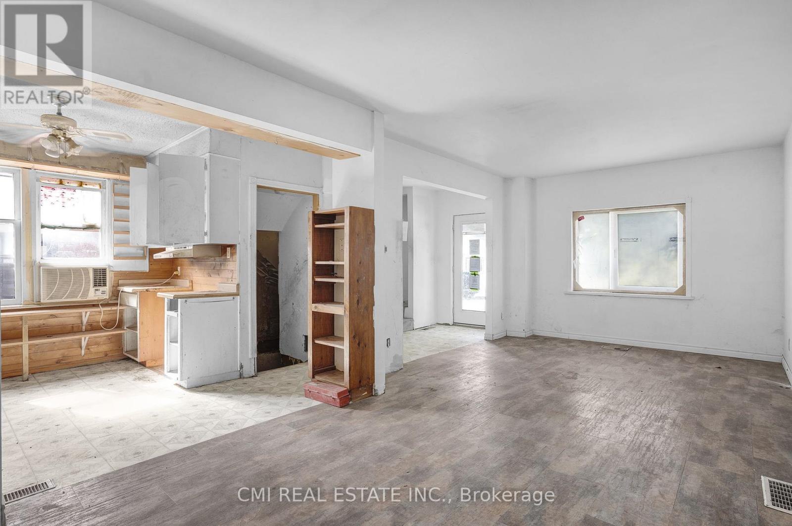 135 Madison Avenue S, Kitchener, ON - Indoor