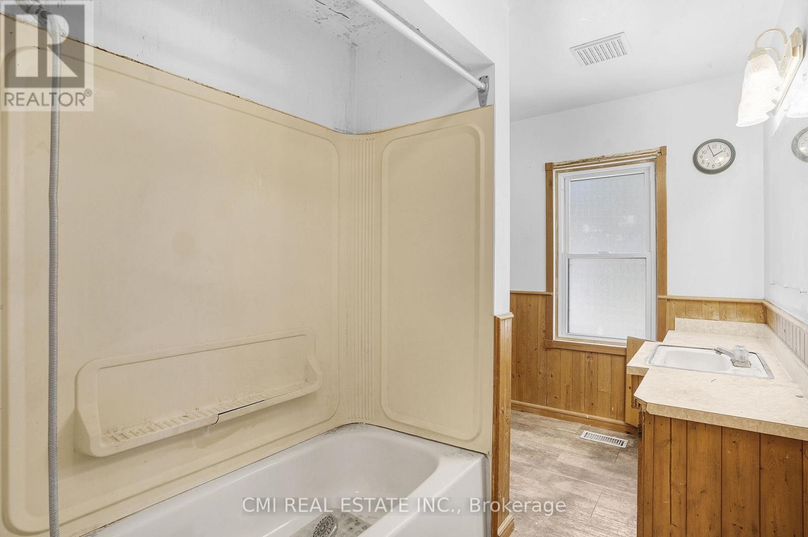 135 Madison Avenue S, Kitchener, ON - Indoor Photo Showing Bathroom