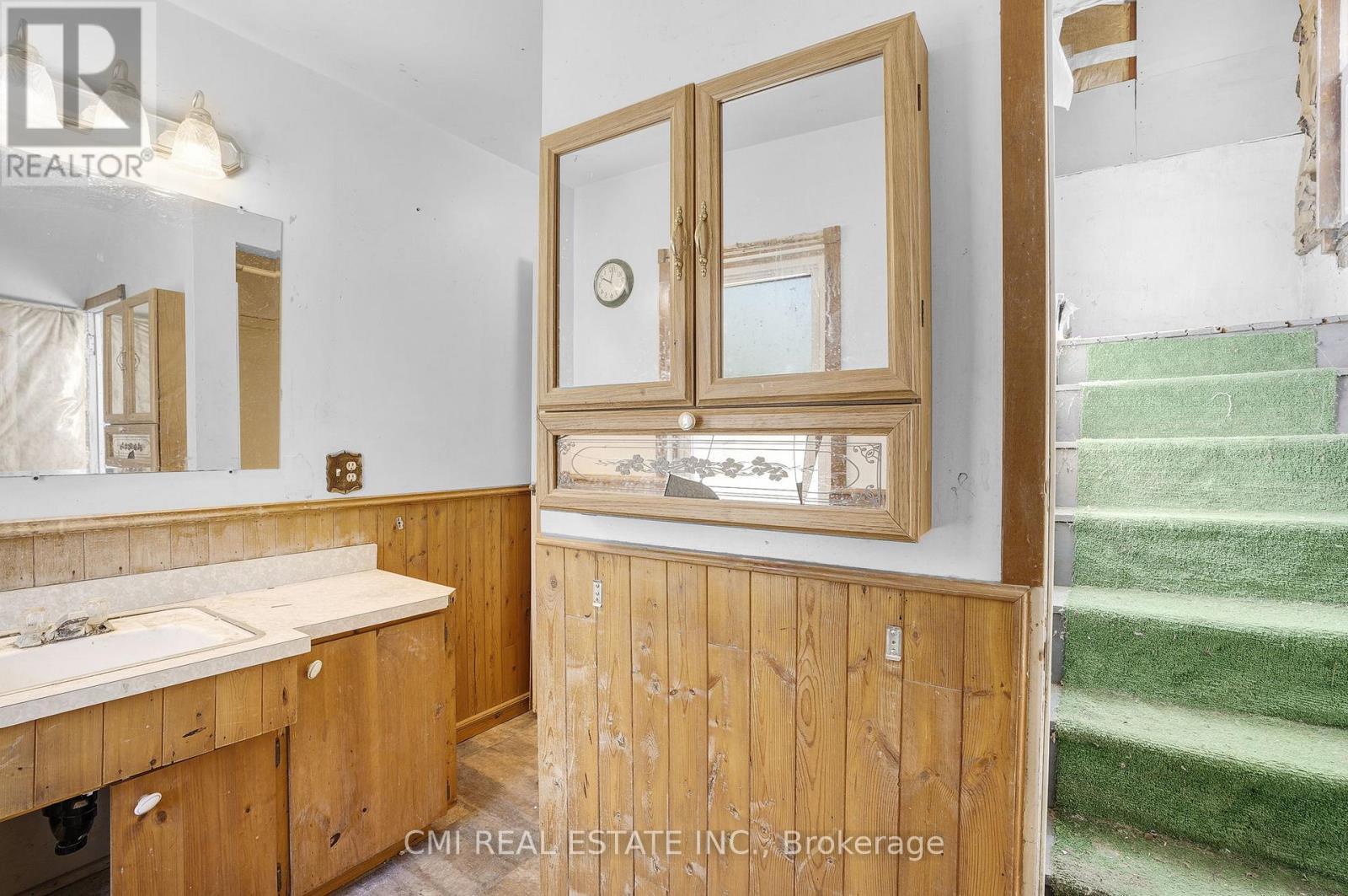 135 Madison Avenue S, Kitchener, ON - Indoor Photo Showing Bathroom