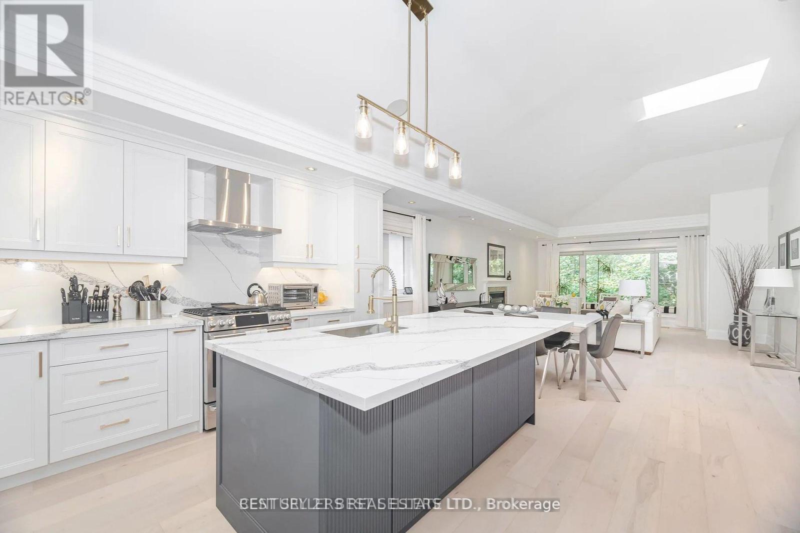1595 Calverton Court, Mississauga, ON - Indoor Photo Showing Kitchen With Upgraded Kitchen