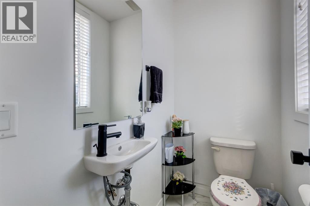 888 Walgrove Boulevard Se, Calgary, AB - Indoor Photo Showing Bathroom