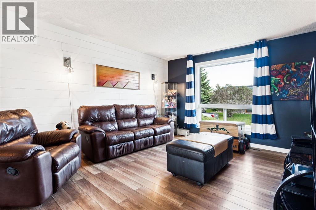 Living Room - 147 Falchurch Crescent Ne, Calgary, AB - Indoor Photo Showing Living Room
