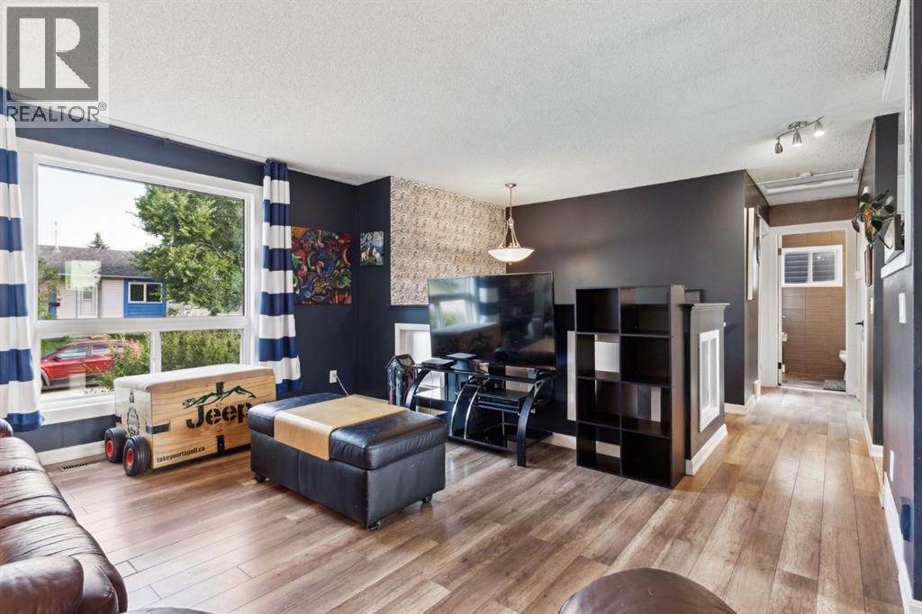 Living Room - 147 Falchurch Crescent Ne, Calgary, AB - Indoor Photo Showing Living Room