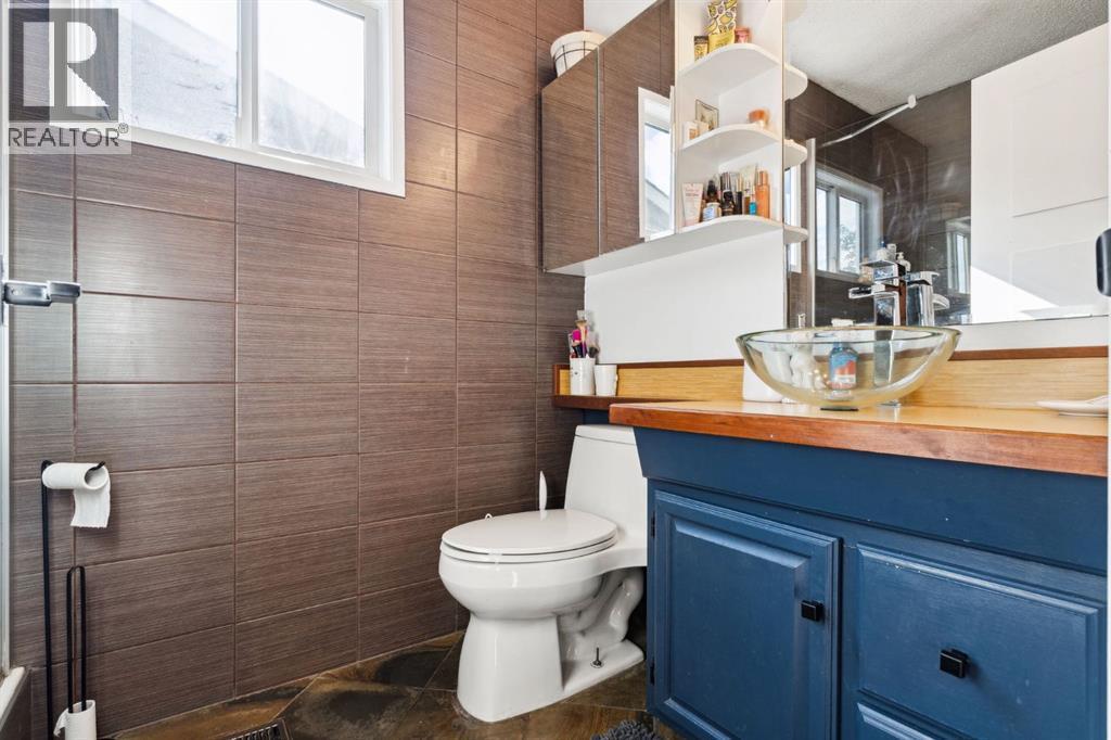 Main Bath - 147 Falchurch Crescent Ne, Calgary, AB - Indoor Photo Showing Bathroom