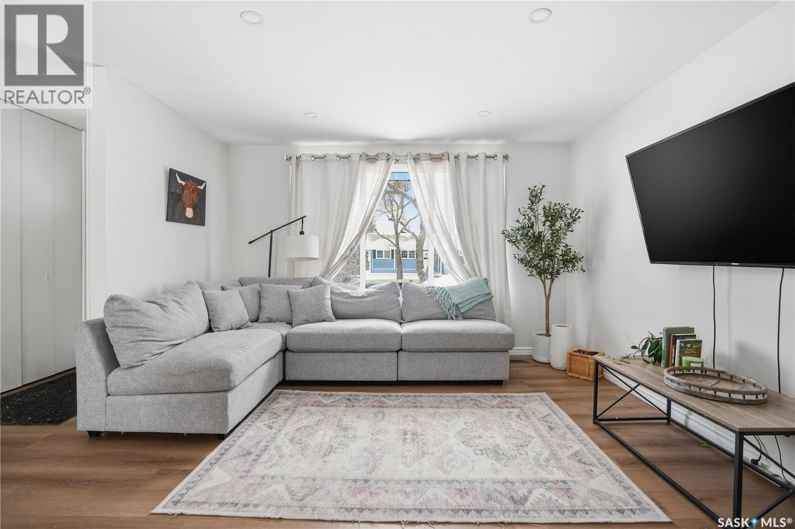 78 Aitken Crescent, Regina, SK - Indoor Photo Showing Living Room