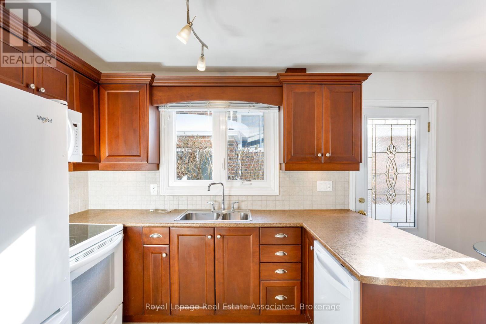 958 Fletcher Valley Crescent, Mississauga, ON - Indoor Photo Showing Kitchen With Double Sink