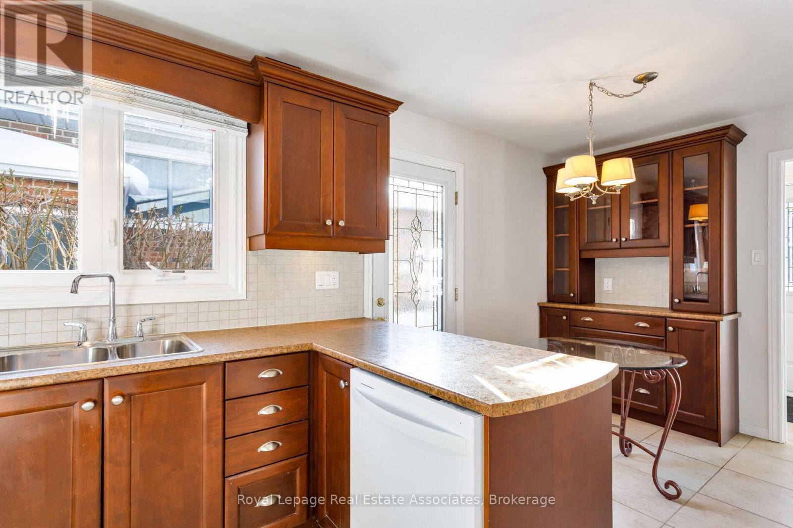 958 Fletcher Valley Crescent, Mississauga, ON - Indoor Photo Showing Kitchen With Double Sink