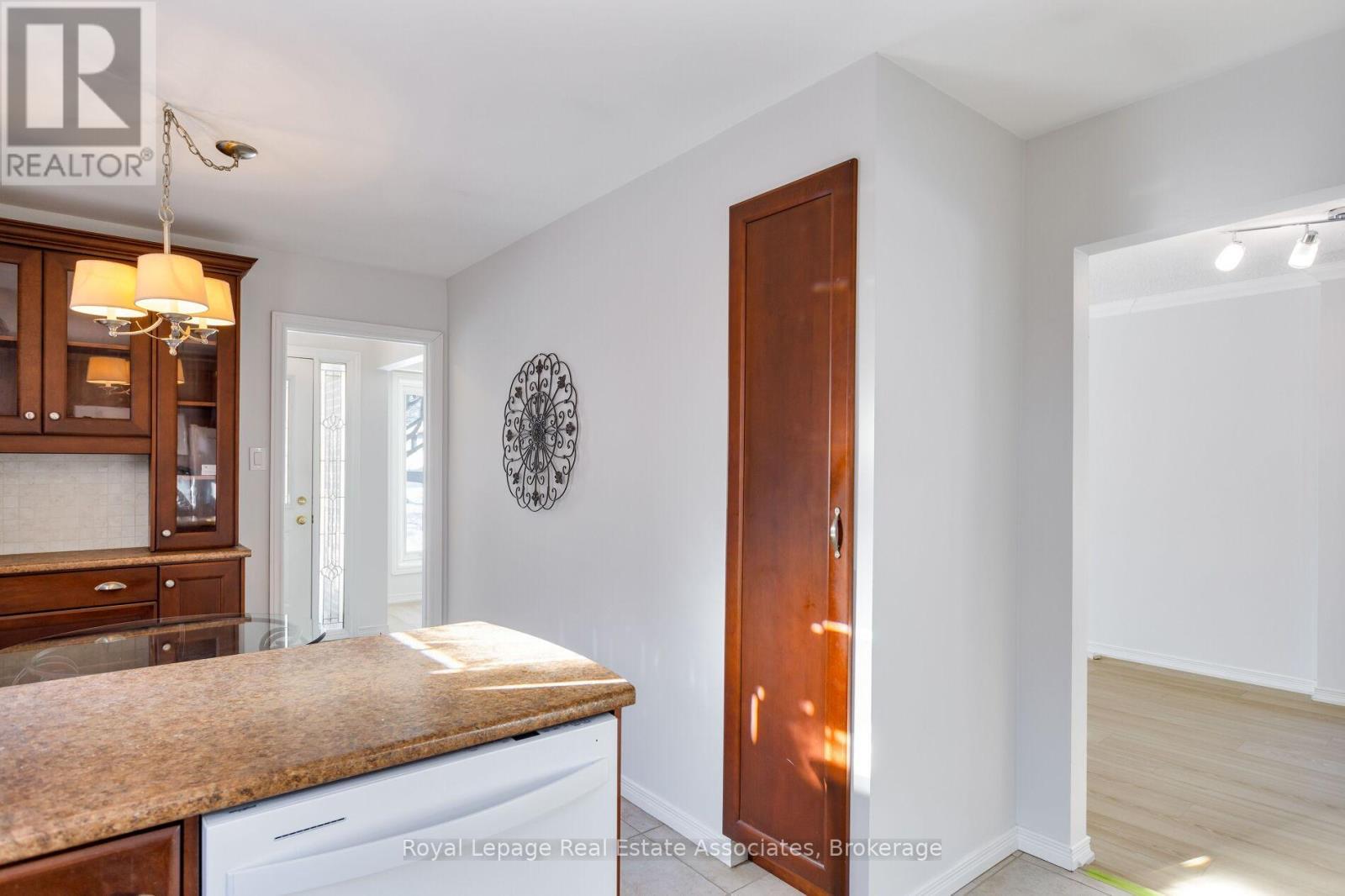 958 Fletcher Valley Crescent, Mississauga, ON - Indoor Photo Showing Kitchen