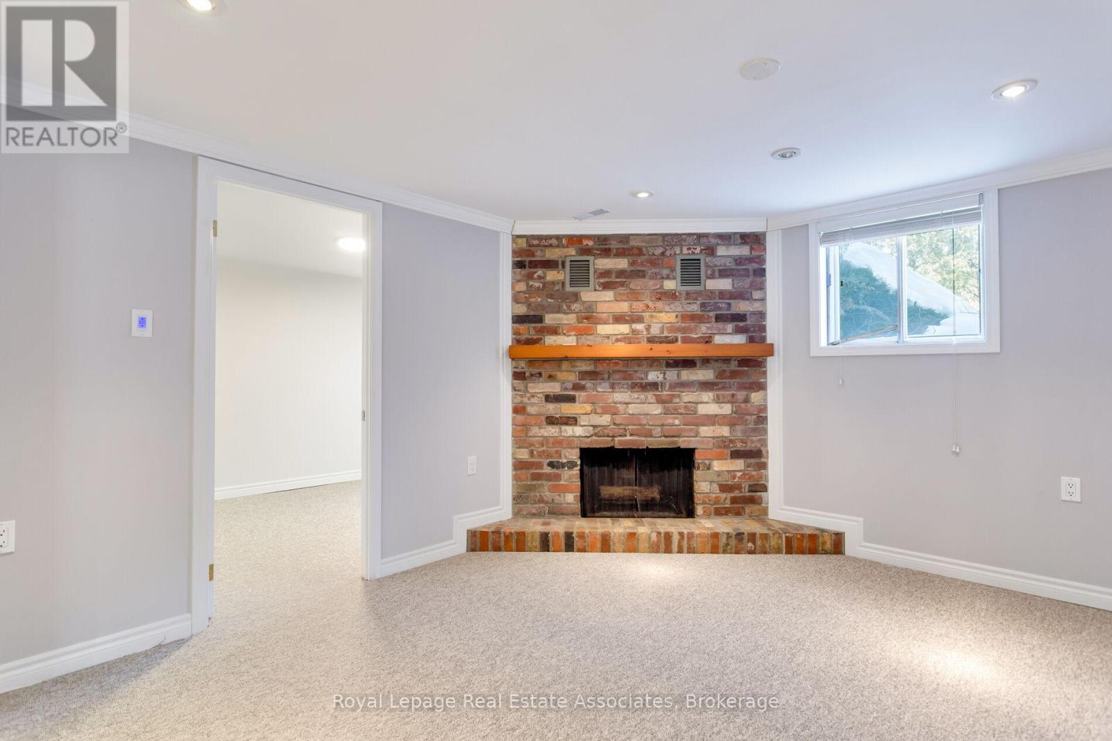 958 Fletcher Valley Crescent, Mississauga, ON - Indoor Photo Showing Living Room With Fireplace