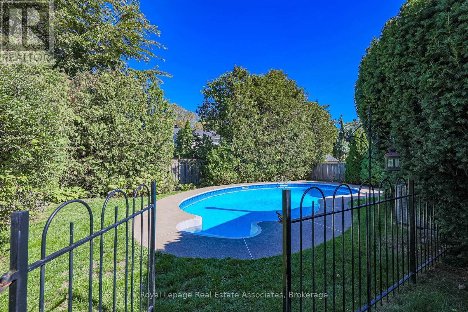 958 Fletcher Valley Crescent, Mississauga, ON - Outdoor With In Ground Pool