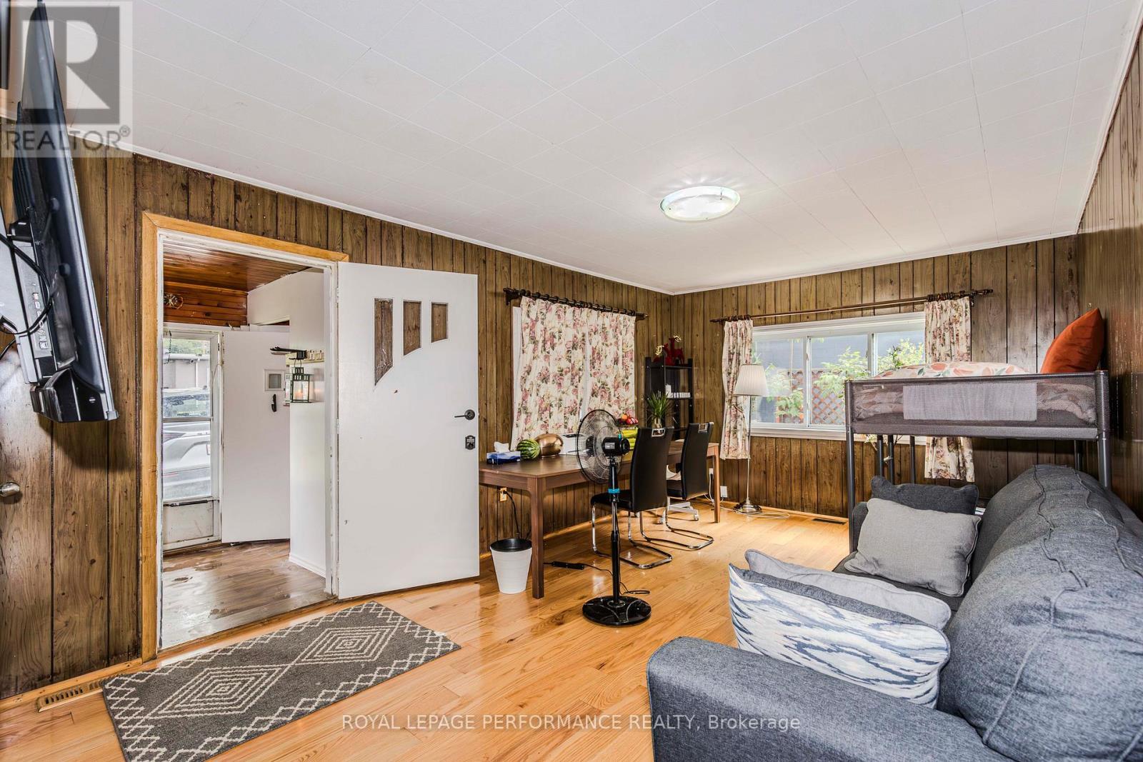 98 Boyce Avenue, Ottawa, ON - Indoor Photo Showing Living Room