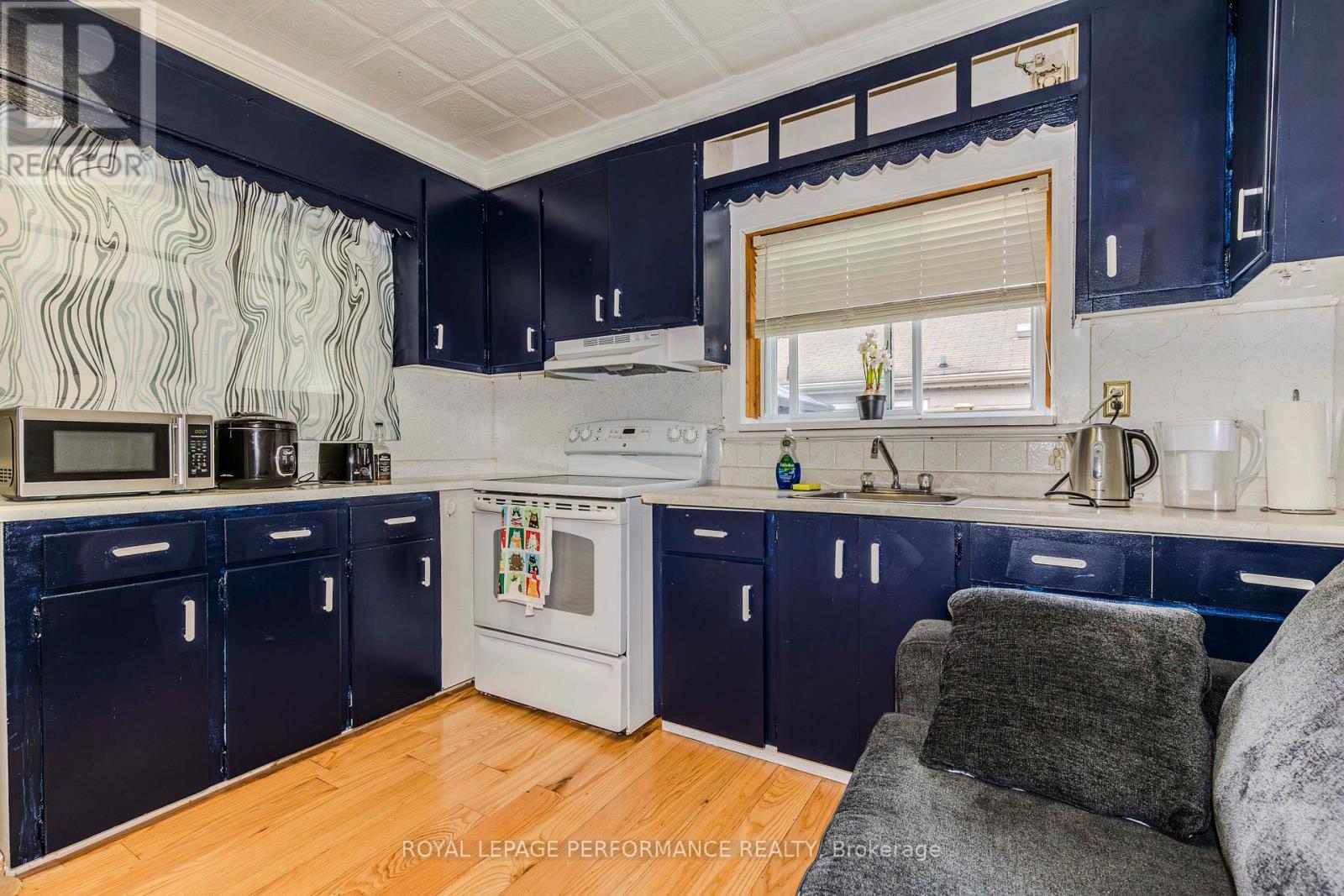 98 Boyce Avenue, Ottawa, ON - Indoor Photo Showing Kitchen