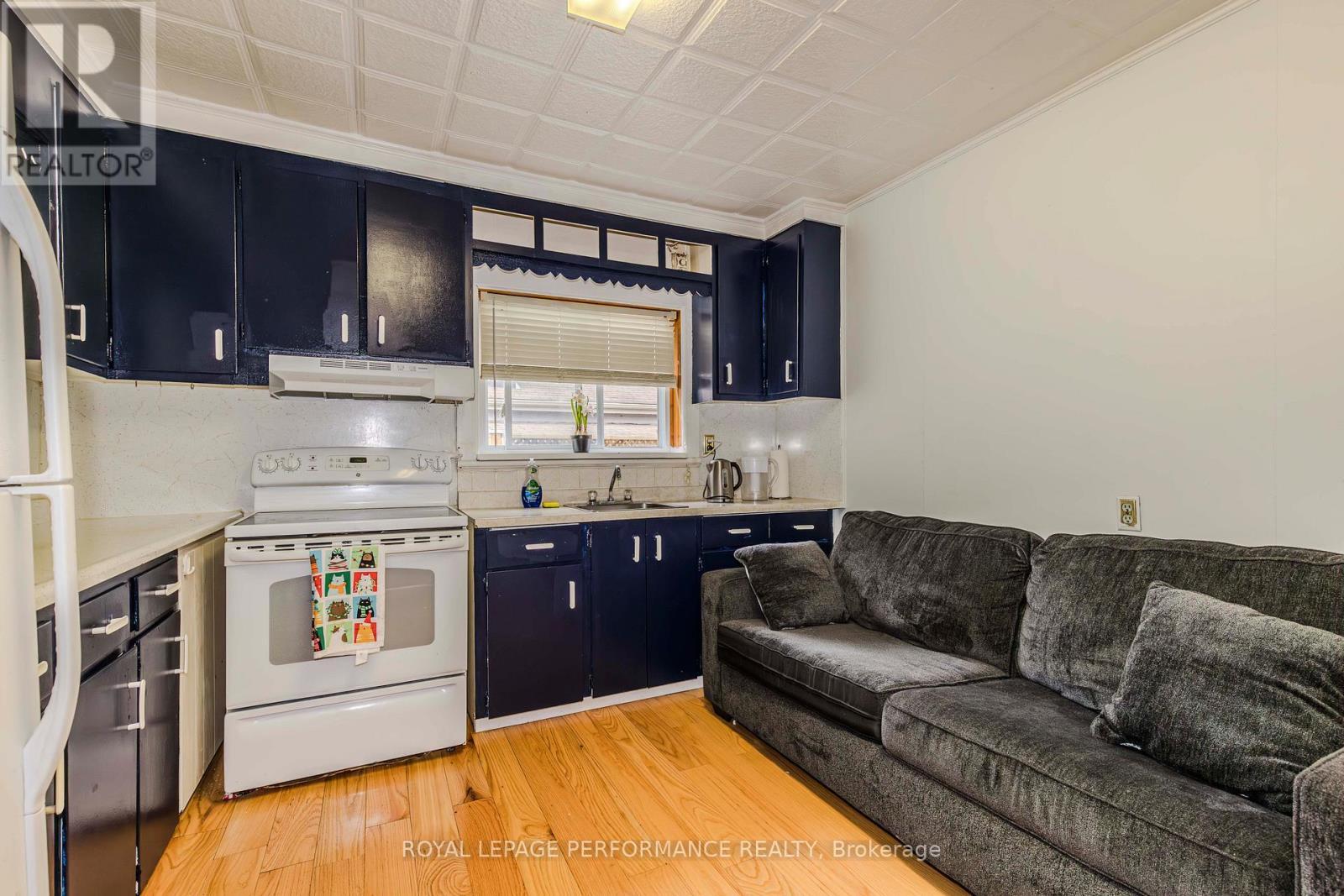98 Boyce Avenue, Ottawa, ON - Indoor Photo Showing Kitchen