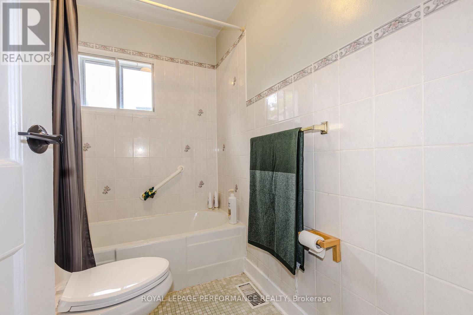 98 Boyce Avenue, Ottawa, ON - Indoor Photo Showing Bathroom
