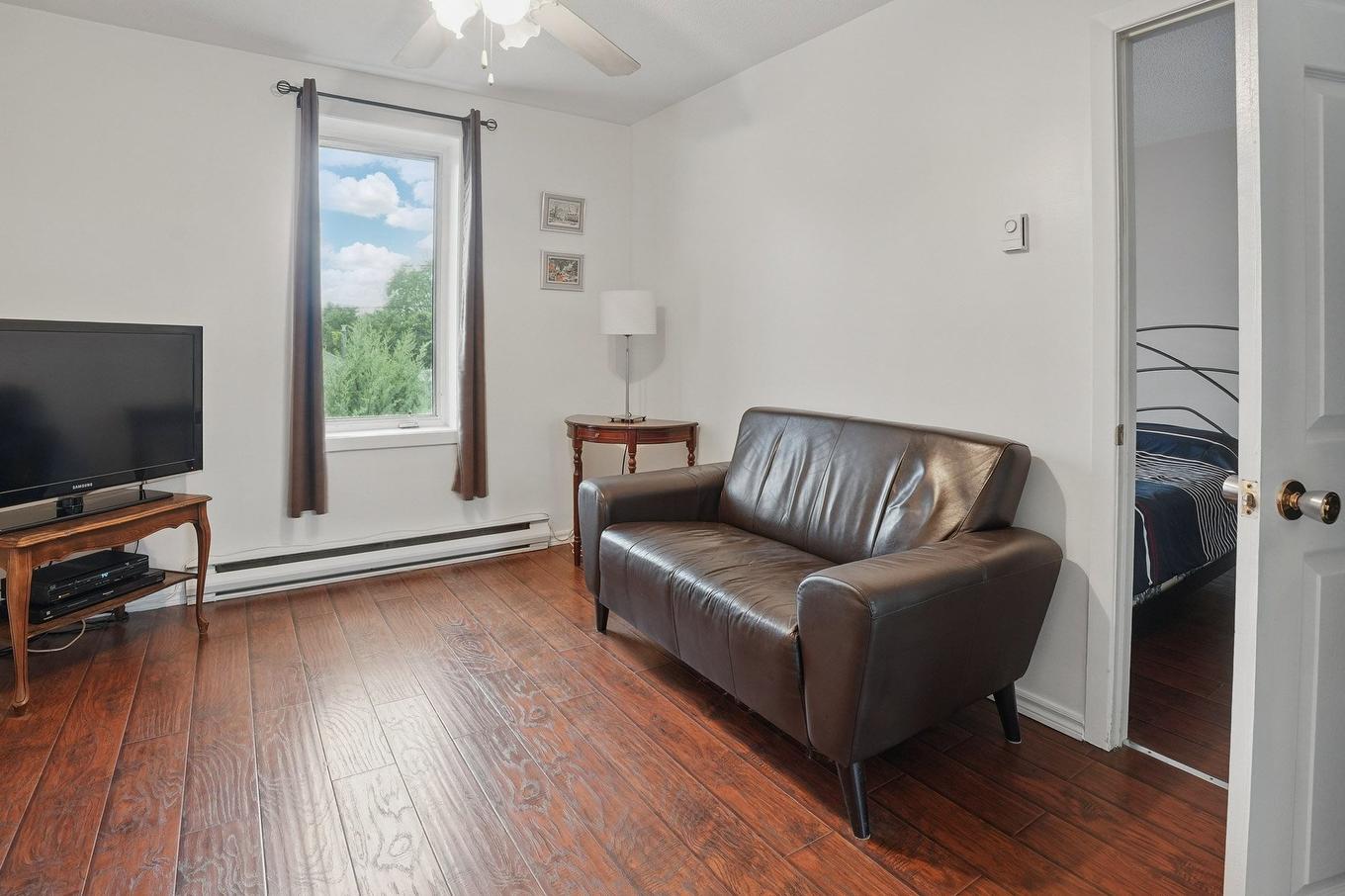 Living room - 76 Rue Nicolet, Gatineau (Hull), QC - Indoor Photo Showing Living Room