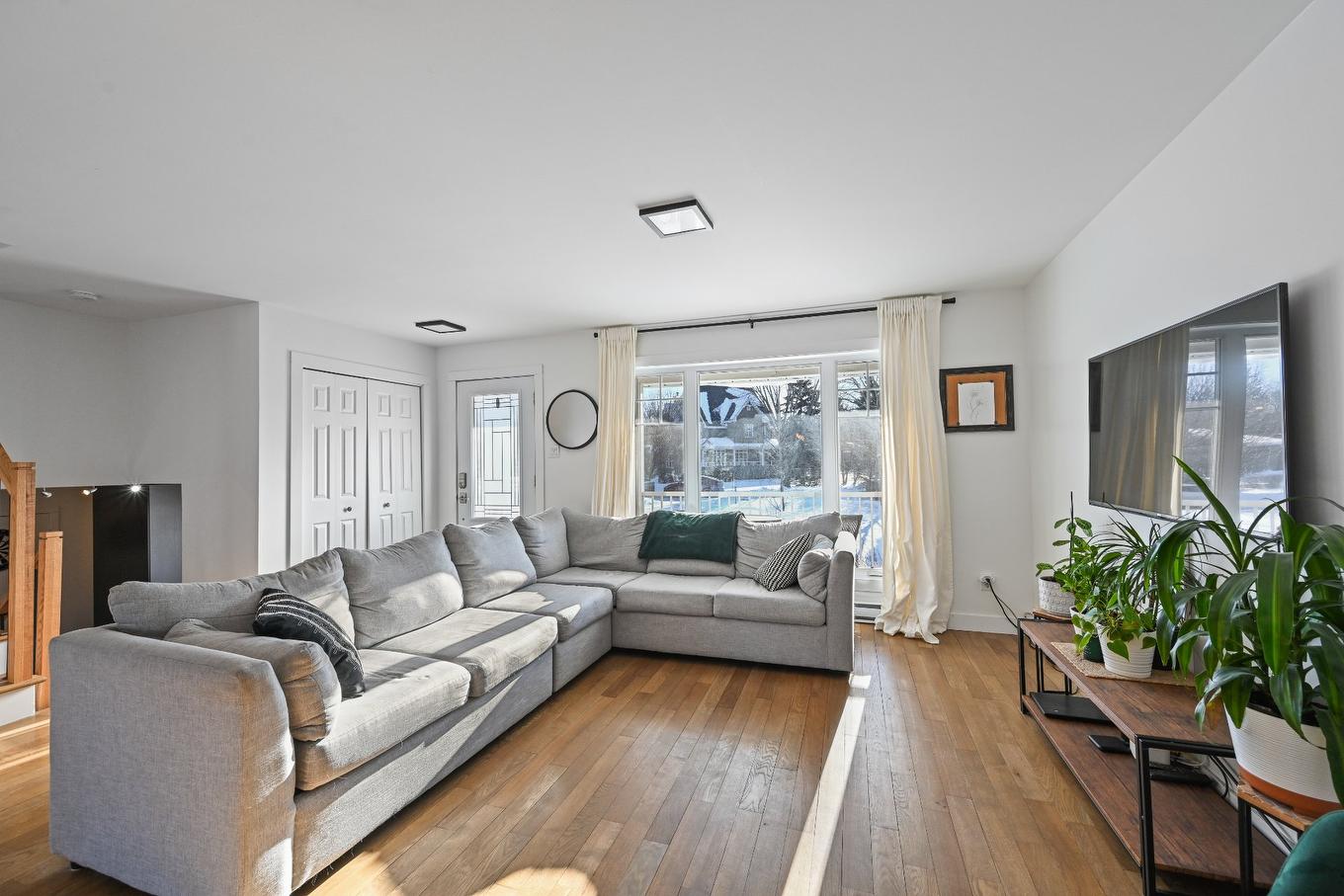 Living room - 175 Allée Des Cigales, Saint-Jean-Sur-Richelieu, QC - Indoor Photo Showing Living Room