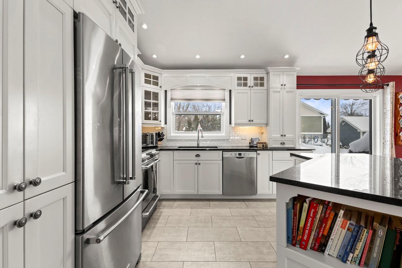 Kitchen - 1002 Mtée St-Robert, Saint-Lazare, QC - Indoor Photo Showing Kitchen With Upgraded Kitchen
