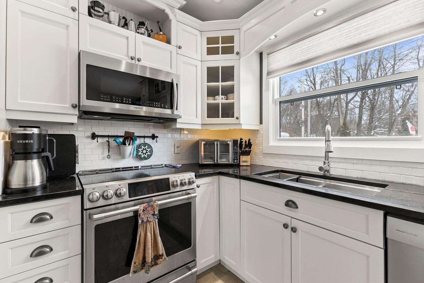 Kitchen - 1002 Mtée St-Robert, Saint-Lazare, QC - Indoor Photo Showing Kitchen With Double Sink